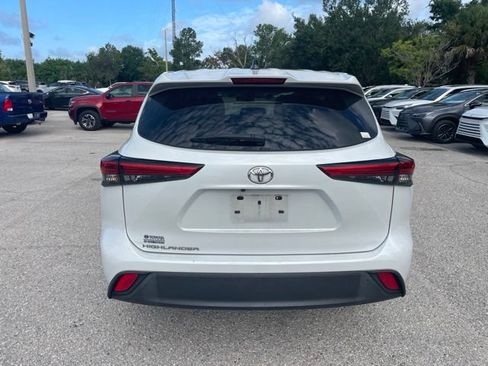 Used 2022 Toyota Highlander L FWD image 3