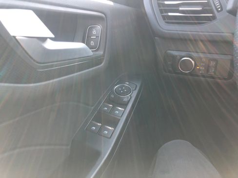 Used 2025 Ford Escape ST-Line w/ Cold Weather Package image 18