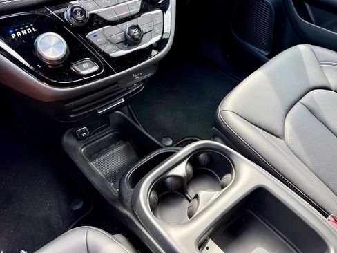 Used 2026 Chrysler Pacifica Select image 19