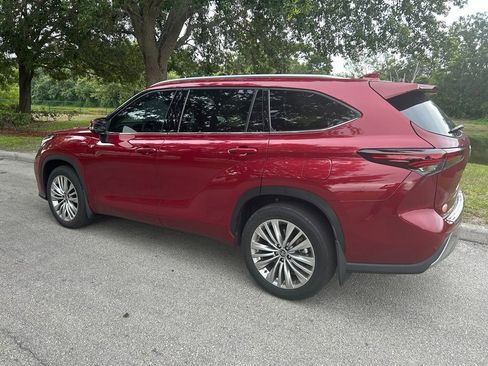 Used 2024 Toyota Highlander Platinum FWD image 4