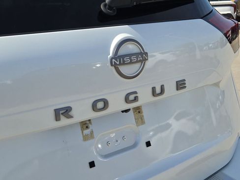 Used 2024 Nissan Rogue S FWD image 11
