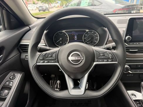 Used 2025 Nissan Altima 2.5 SV FWD image 18