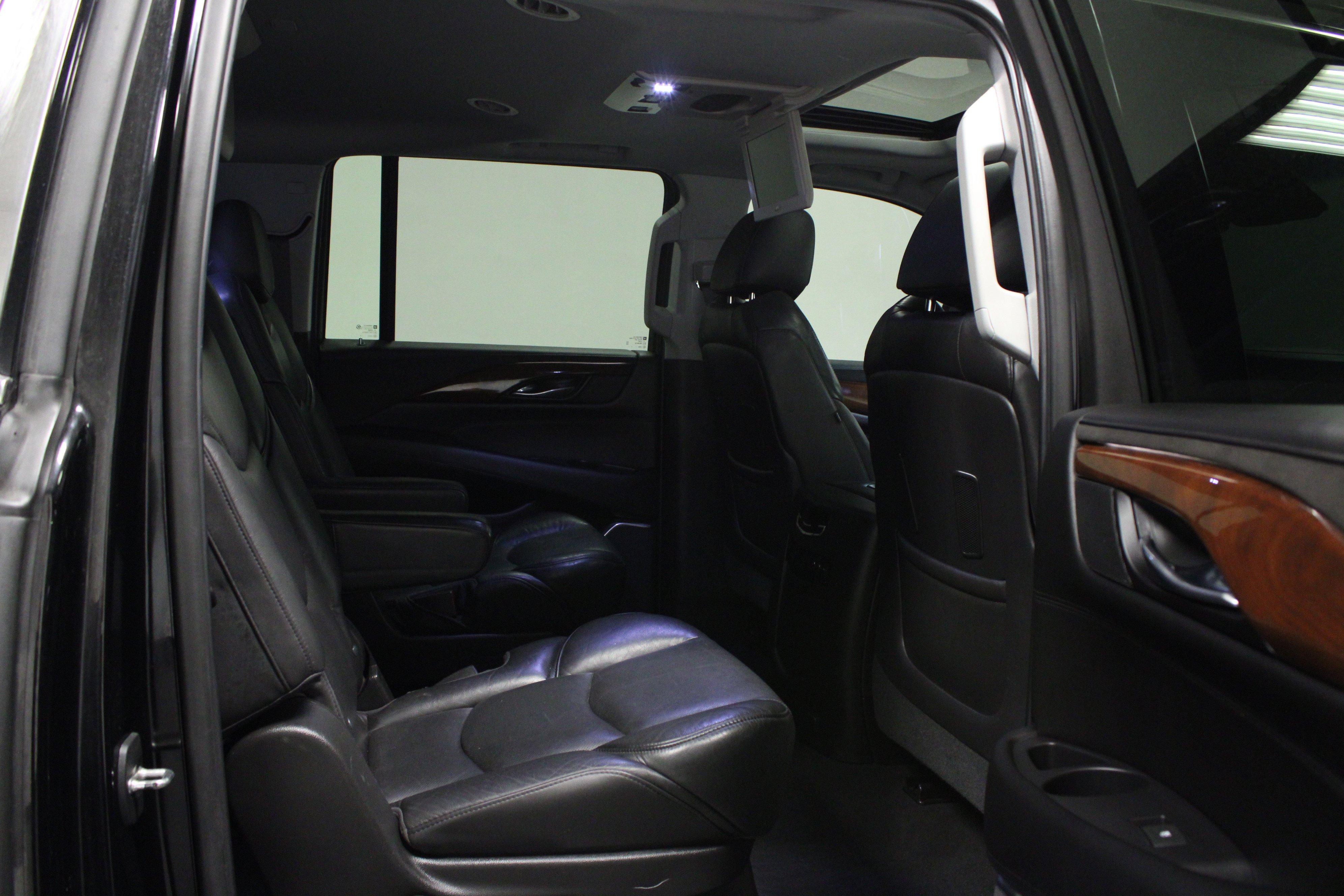 Used 2019 Cadillac Escalade ESV Luxury AWD/4WD image 18