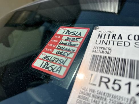 Used 2025 Land Rover Discovery S image 19