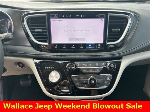 Used 2023 Chrysler Pacifica Touring-L image 22