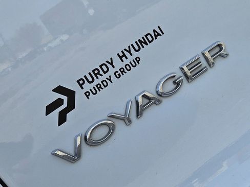 Used 2023 Chrysler Voyager LX image 7
