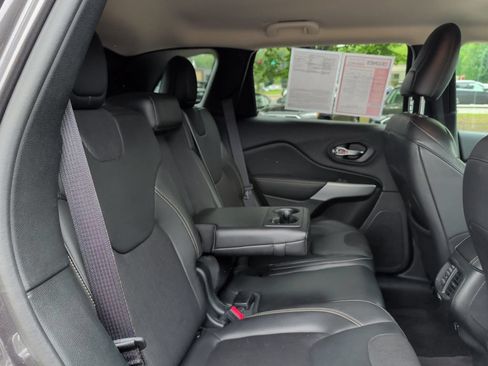 Used 2018 Jeep Cherokee Latitude Plus w/ Cold Weather Group AWD/4WD image 35