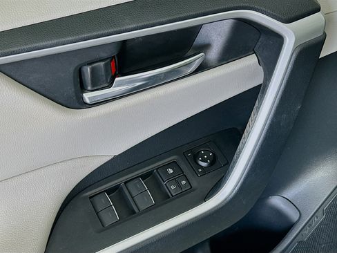 Used 2022 Toyota RAV4 XLE Premium image 15