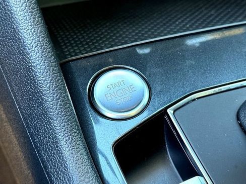 Used 2019 Volkswagen Tiguan SEL Premium image 17