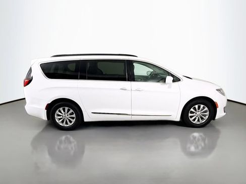 Used 2017 Chrysler Pacifica Touring-L FWD image 8
