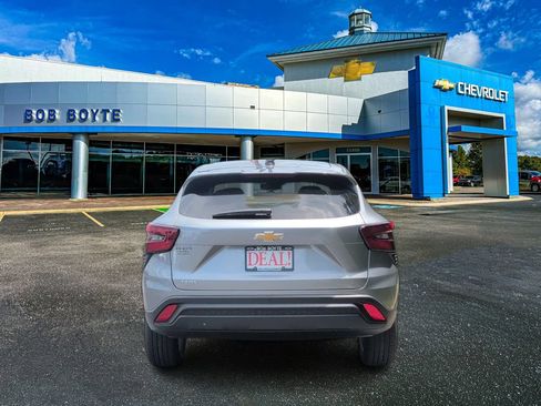 New 2026 Chevrolet Trax LS w/ LS Convenience Package FWD image 4
