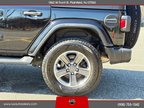 Used 2018 Jeep Wrangler Unlimited Sahara w/ Dual Top Group AWD/4WD image 11
