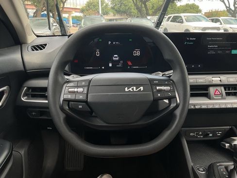 Used 2025 Kia K4 FWD image 25