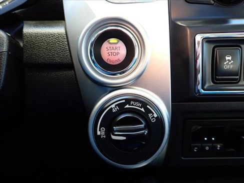 Used 2020 Nissan Titan SL w/ Moonroof Package image 26