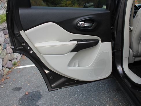 Used 2019 Jeep Cherokee Limited image 14