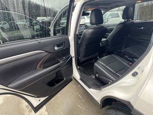 Used 2017 Toyota Highlander Limited image 19