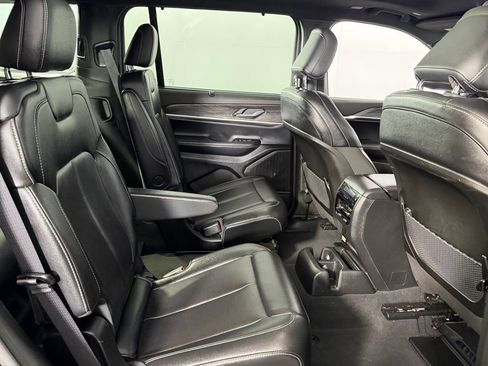 Used 2024 Jeep Grand Cherokee L Limited w/ Luxury Tech Group II image 31