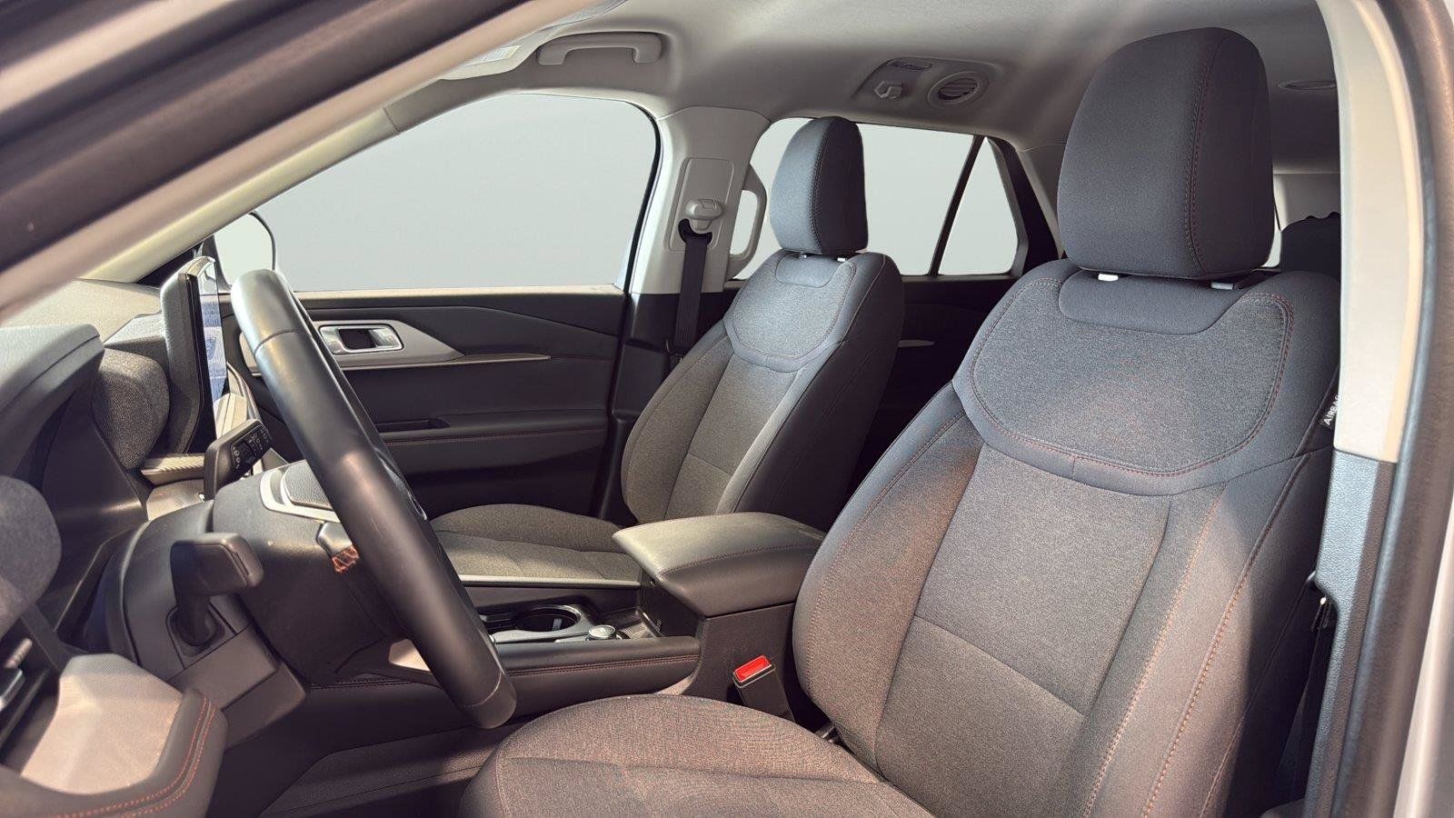 Certified 2025 Ford Explorer Active AWD/4WD image 11