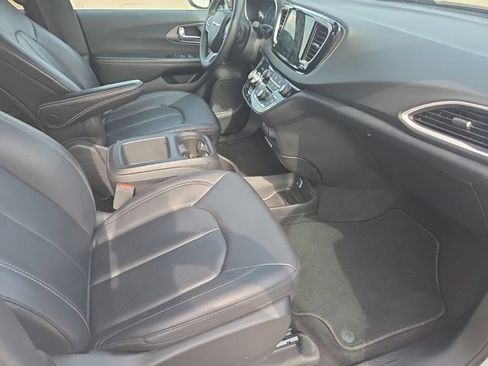 Used 2025 Chrysler Pacifica Select FWD image 11