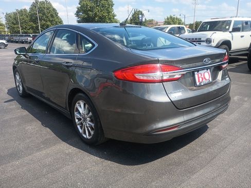 Used 2017 Ford Fusion SE w/ Fusion SE Technology Package FWD image 5