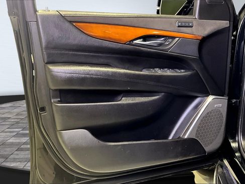 Used 2018 Cadillac Escalade Luxury image 20