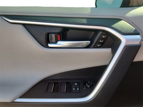 Used 2019 Toyota RAV4 Limited image 23