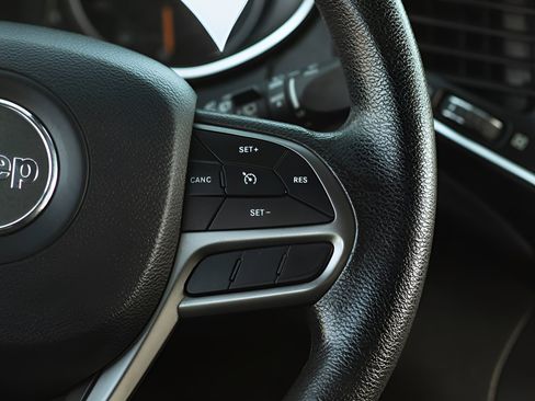 Used 2019 Jeep Cherokee Latitude w/ Popular Appearance Group image 13