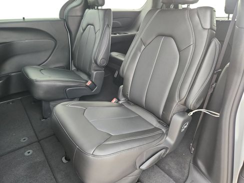 New 2027 Chrysler Pacifica Select FWD image 23