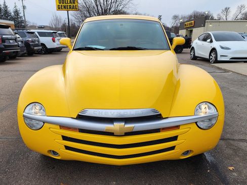 Used 2004 Chevrolet SSR w/ Preferred Equipment Group RWD image 3
