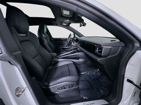 Certified 2025 Porsche Macan Electric image 31