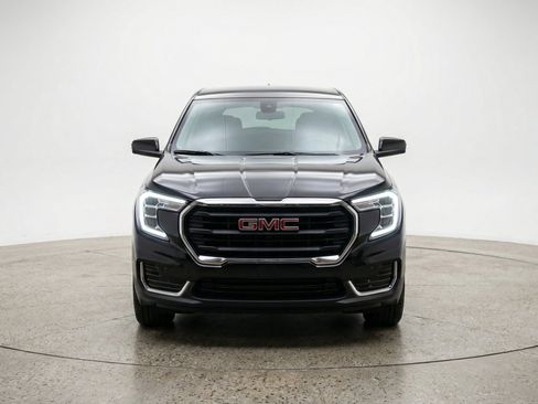 Used 2024 GMC Terrain SLE FWD image 2