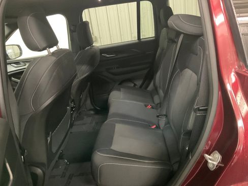 Used 2024 Jeep Grand Cherokee Laredo AWD/4WD image 19