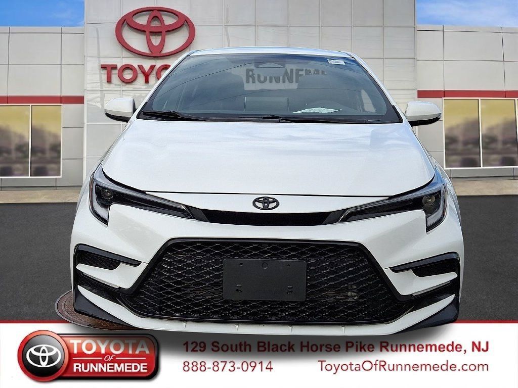 Used 2025 Toyota Corolla SE w/ SE Premium Package FWD image 2