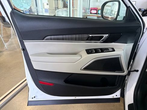 Certified 2025 Kia Telluride EX w/ EX Captain's Chair Package AWD/4WD image 17