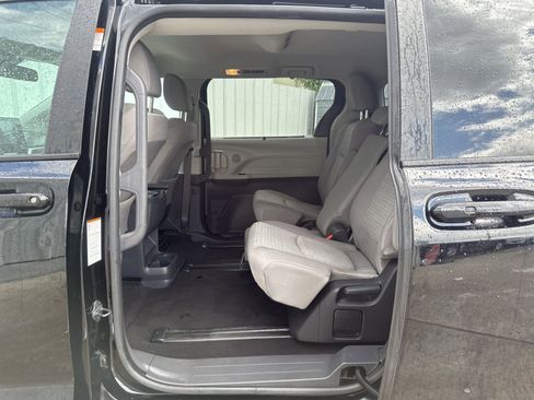 Used 2023 Toyota Sienna LE FWD image 12