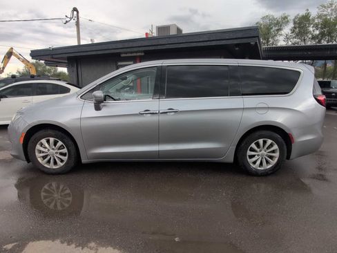 Used 2018 Chrysler Pacifica Touring Plus FWD image 4