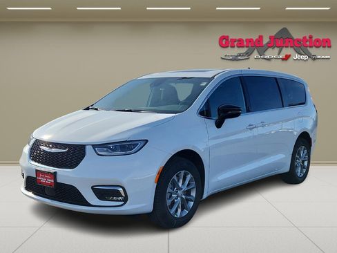 New 2026 Chrysler Pacifica Limited image 2