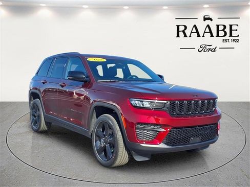 Used 2025 Jeep Grand Cherokee Altitude image 1