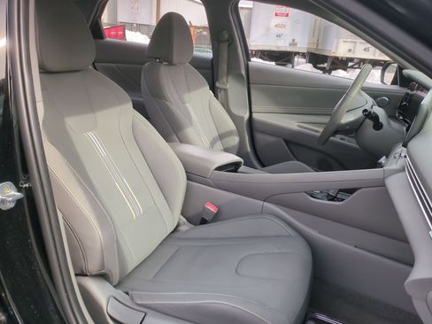 Used 2023 Hyundai Elantra SEL w/ Convenience Package image 27