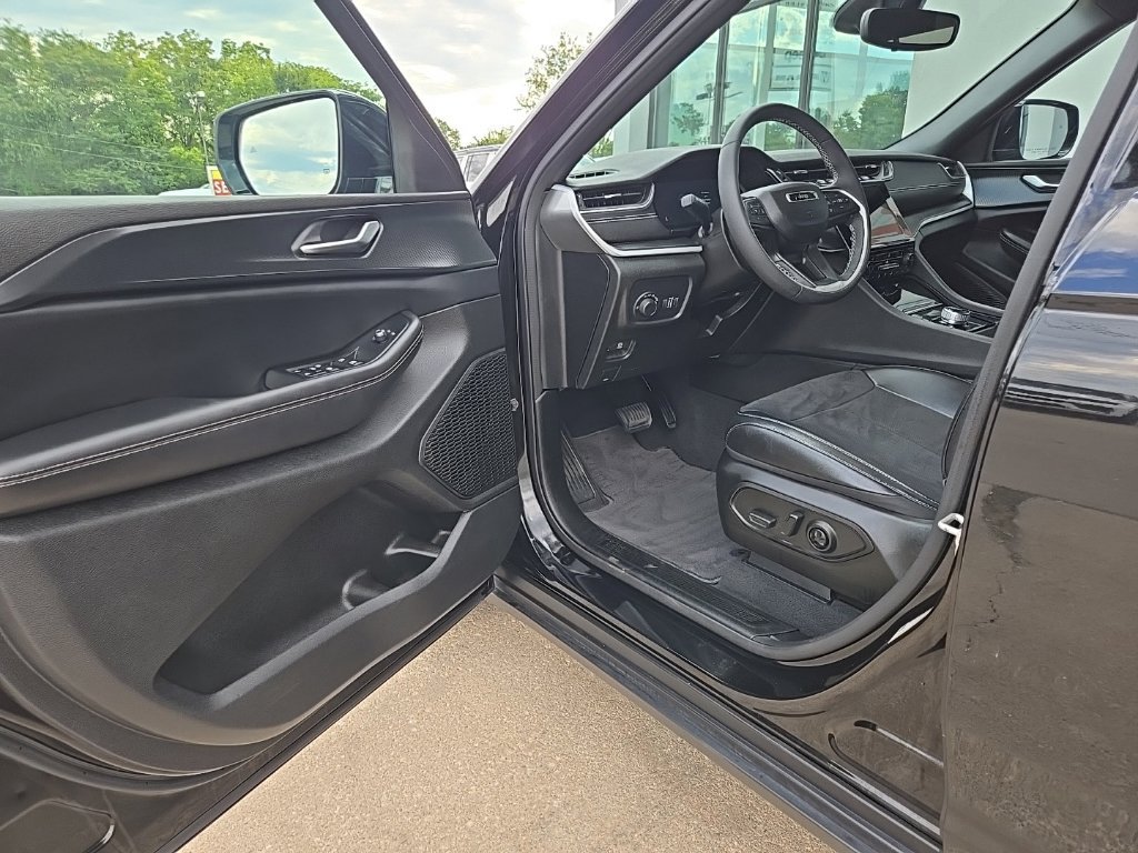 Used 2024 Jeep Grand Cherokee L Altitude AWD/4WD image 8