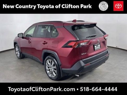 Used 2021 Toyota RAV4 XLE Premium image 5