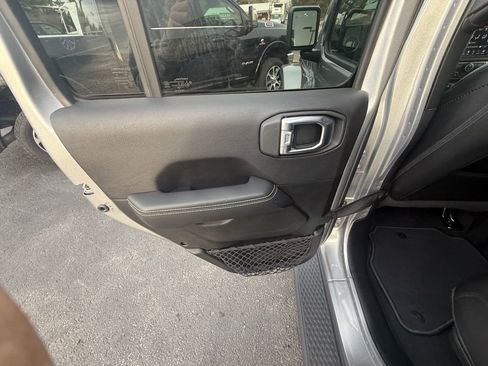 Used 2020 Jeep Gladiator Overland image 13