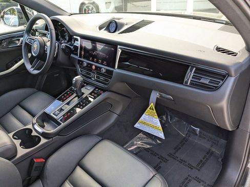 Certified 2025 Porsche Macan image 27