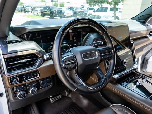 Used 2025 GMC Yukon Denali Ultimate AWD/4WD image 17