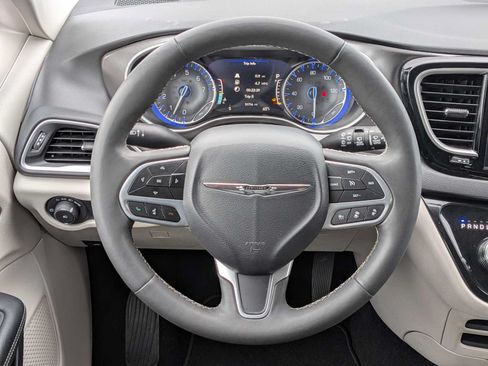 Used 2024 Chrysler Pacifica Touring-L FWD image 22
