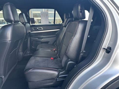 Used 2018 Ford Explorer XLT w/ Equipment Group 202A image 5