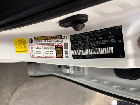 Used 2024 Toyota Highlander Platinum image 30