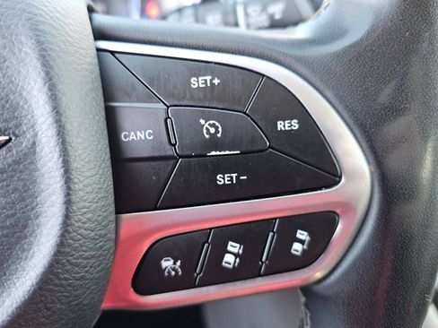 Used 2023 Chrysler Pacifica Limited image 12