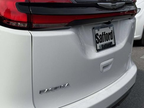 New 2026 Chrysler Pacifica Pinnacle w/ Trailer Tow Group AWD/4WD image 11