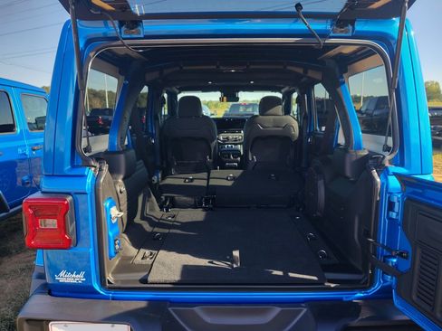 New 2025 Jeep Wrangler Unlimited Rubicon w/ Convenience Group image 34